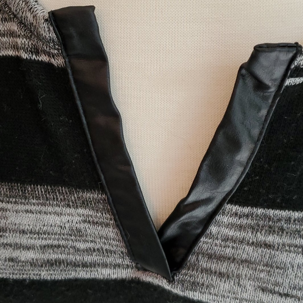 Striped V-Neck Top - Picture 2 of 2